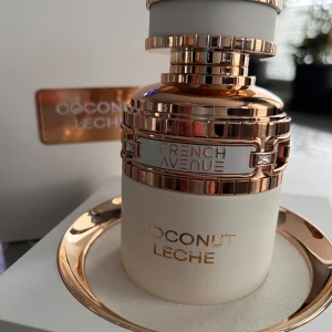 Coconut Leche Eau de Parfum från French Avenue - Lyxig parfymflaska i vitt och guld med detaljerad design. Doften heter Coconut Leche och kommer från märket French Avenue. Den är helt ny endast testad 80ML