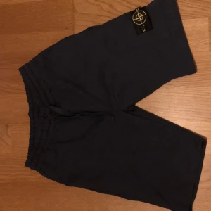 Helt nya shorts ifrån Stone island.  - Säljer helt nya Stone island shorts, de är grå/mörkblåa och har aldrig används. Säljer för att de är för små🔥