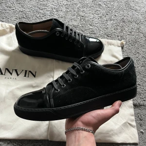 Svarta skor från Lanvin - Säljer ett par skit feta svarta Lanvins, använda några fåtal gånger. Inget creas alls på lacken. Ny pris:5000kr, hör av er vid intresse