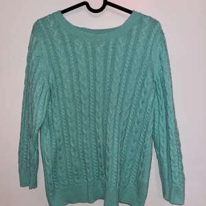 Turkos stickad tröja med flätmönster - En söt turkos stickad tröja från H&M med snyggt flätmönster på fram- och baksidan samt ärmarna. Passar lite kyligare dagar! ⛅️