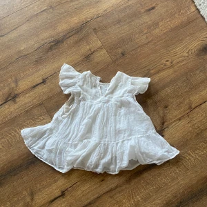 Vit volangtop  - Söt blus i storlek 134/140❤️