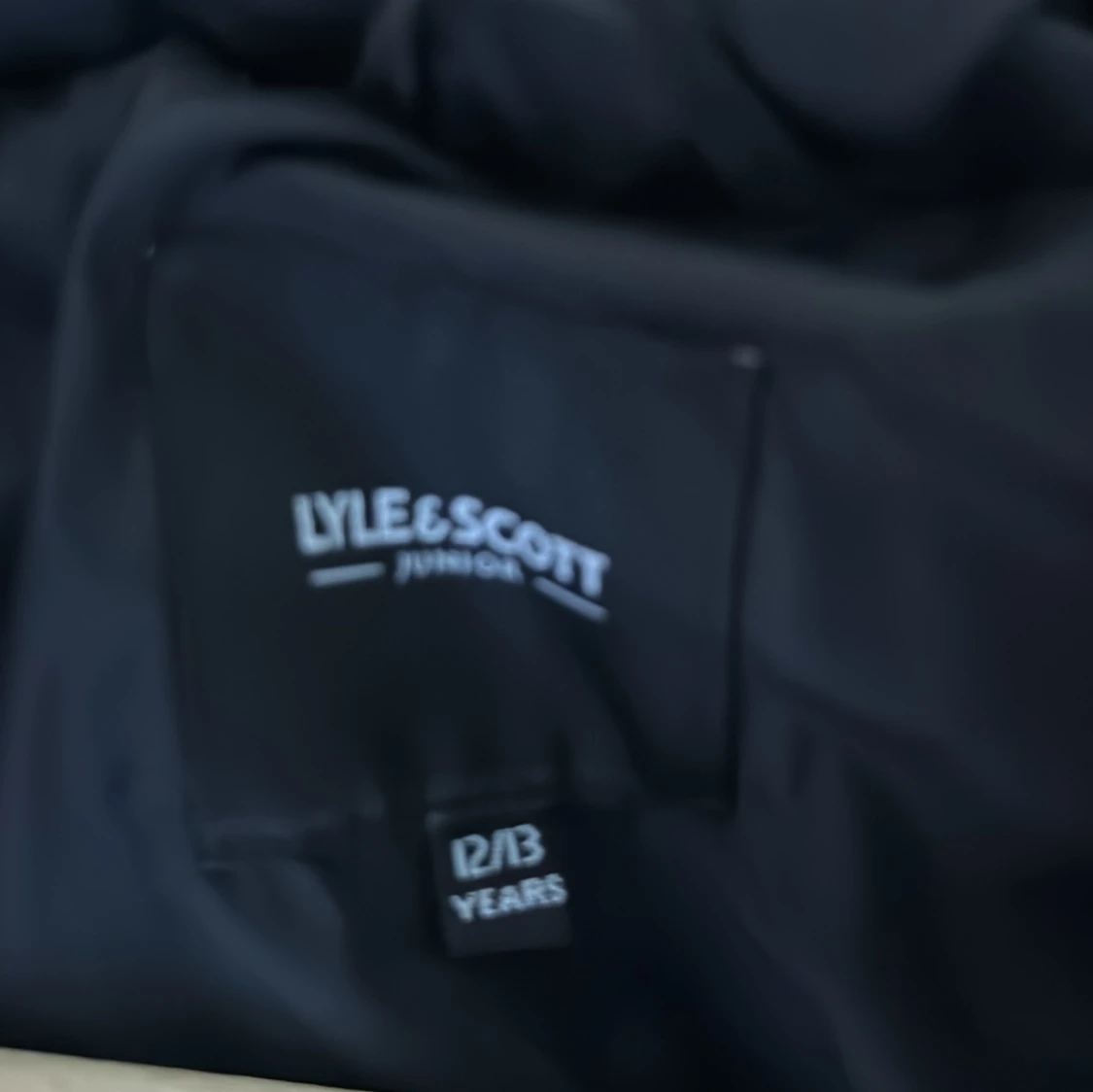 Svart dunväst från Lyle & Scott Junior - 1