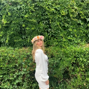 Adoore liknande klänning - Superfin vit klänning från Gina Tricot med långa puffärmar, knappar framtill och söt knytning vid bysten . Liknar Adoore. Använd en gång på midsommar. 