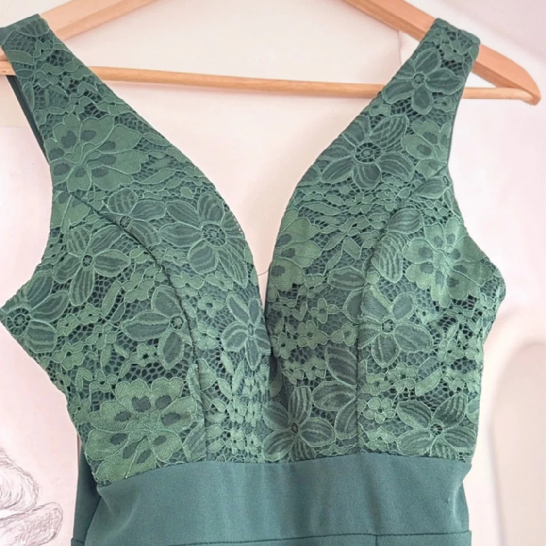 Grön klänning med spets och slits - 2