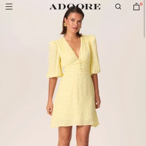 Adoore klänning - Säljer denna från adoore, är för liten för mig! Andväd 1 gång förra sommaren 🥰så som helt ny! Slut på hemsidan. Köpt för 1395 kr