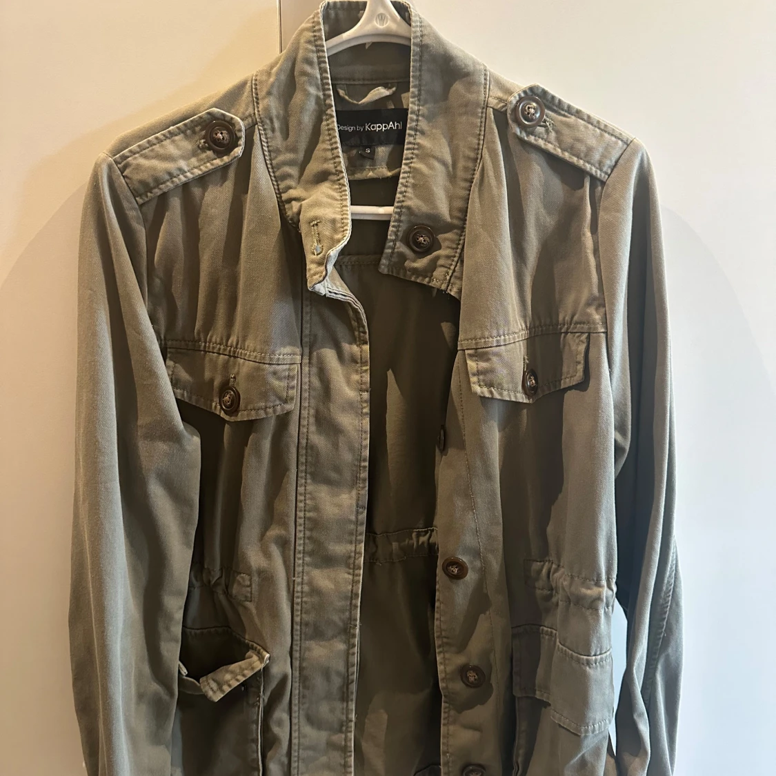 Olivgrön utilityjacka med knappar