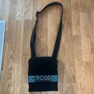 Hugo boss väska  - Hugo boss axelräms väska som inte används längre. Vill bli av med snabbt därefter priset 