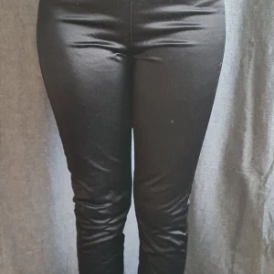Skinnbyxorfrån Gina Tricot - Säljer ett par svarta skinnbyxorfrån Gina Tricot i modellen 'Perfect Jeans'. De är höga vid midja, och väldigt stretchig, har inte använt dom (Finns i surahammar, kan postas) 