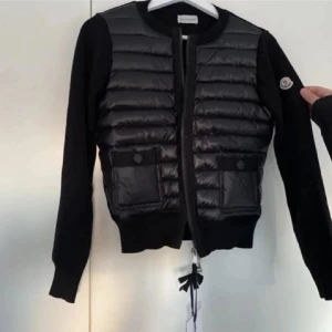Cardigan - Intressekoll min moncler cardigan jacka! Storlek XS/S. Tjejn på bilden är 168 cm❤️ Finns en QR kod i jackan man kan scanna. Kan gå ner i pris via snabbaffär 