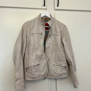 Jacka  - Snygg vintage jacka i storlek 40. Lite smink fläckar på kragen som troligtvis går bort med lite sminkbortagning eller liknande.