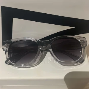  solglasögon från CHIMI - Snygga solglasögon från CHIMI med transparent grå båge.  Kommer med originalfodral, puts duk och tygpåse.endast använda 1 gång