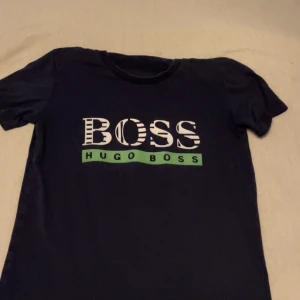 3 pack försten till kvarn! - Säljer 3 tröjor. Tröjorna är för Sail Racing, Hugo Boss och Lacoste. Nypris ligger på ungefär 2000 för alla tre. Bud börjar på 300 kr. Sailracing tröjan är storlek 160cm. Hugo boss tröjan och Lacoste tröjan är båda storlek S i herr storlek. 