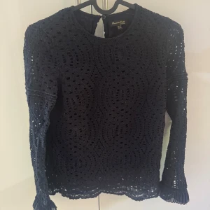 Massimo Dutti topp - Superfin Massimo Dutti topp i storlek 34! Den är mörkblå men ser nästan svart ut :) Har fina detaljer på slutet av armarna. Haft på mig enstaka gånger, så bra som ny!