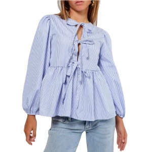 Meet Me There Blus - Blus från Meet Me There! Använd fåtal gånger och toppen skick🩵Köpt för ca 500kr 