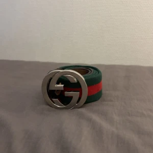 Gucci bälte med GG-spänne - Säljer ett Gucci bälte med klassiskt GG-spänne i silverfärgad metall. Storlek är stämplat på insidan. Kommer med originalpåse och box. Säljer då jag aldrig använder det.