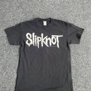 Slipknot T-shirt - Svart tisha med slupknot tryck fram och bak, bra skick inga defekter! Strl M