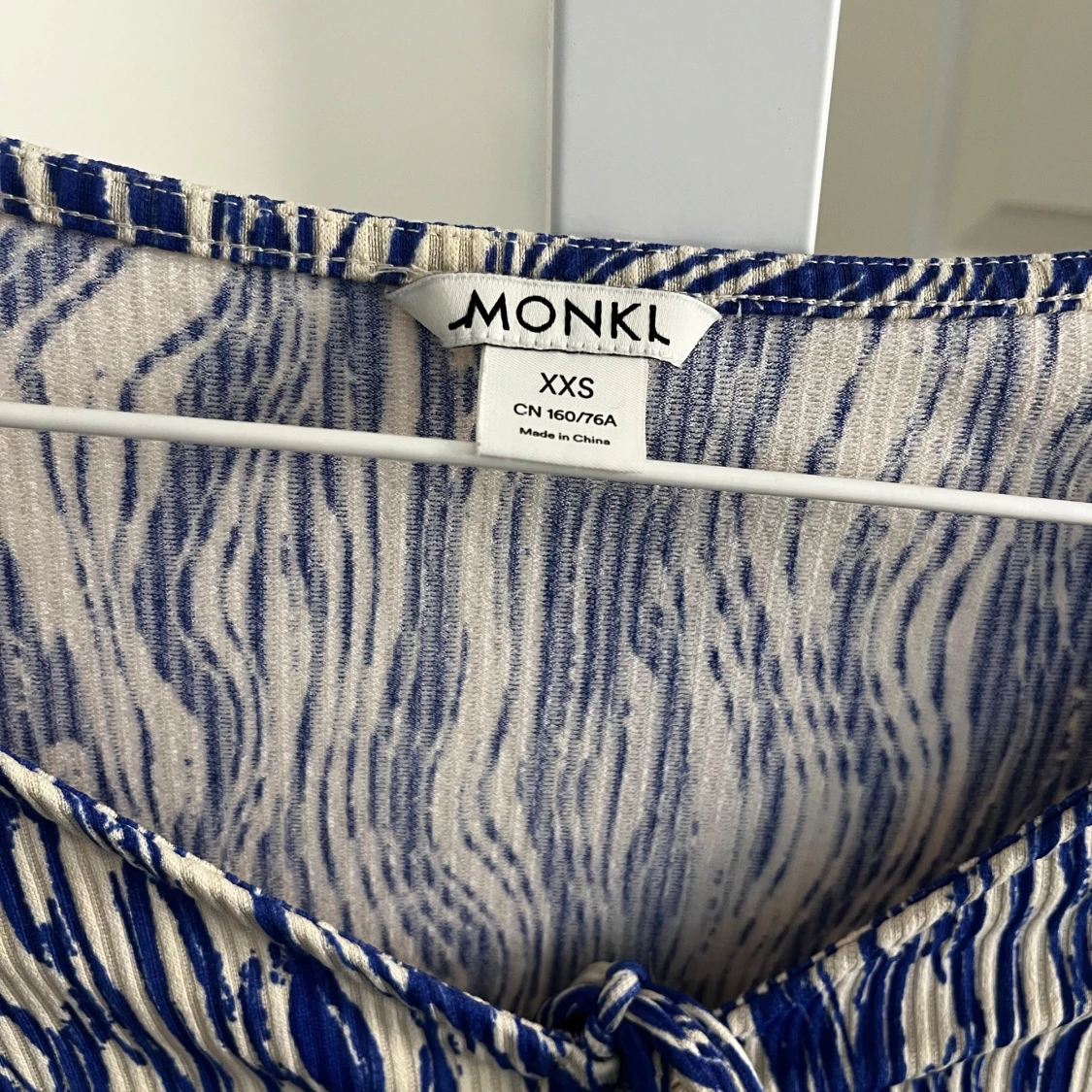 Blåvit mönstrad klänning från Monki - 1