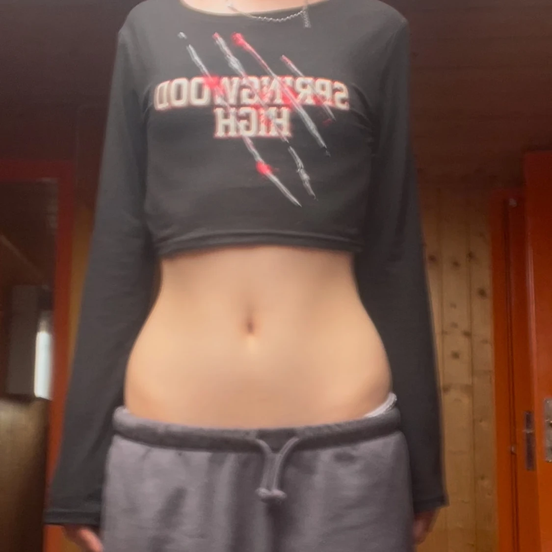 Svart croppad långärmad topp med tryck