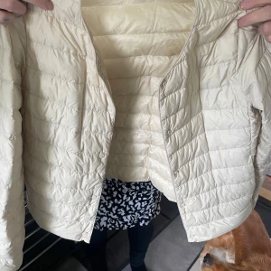 Ljusbeige Uniqlo jacka  - Säljer en ljusbeige dunjacka från Uniqlo❤️. Gärna en snabba affär! Defekter visas på dem sista bilderna! 