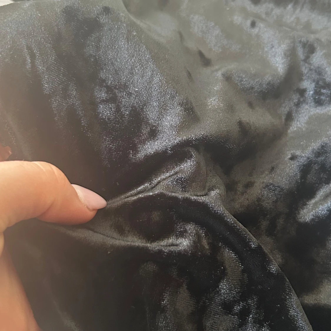 Svart sammetsliknande långärmad topp från Monday - 1