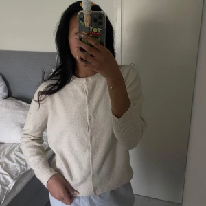 Stickad tröja - En jätte mjuk stickad tröja från h&m som verkligen passar till allt! Den är i god skick och passar både s & m