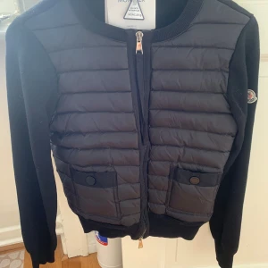 Svart puffer cardigan jacka från Moncler - Svart cardigan jacka från Moncler, QR kod finns som garanterar äkthet ❤️ har endast använt fåtal gånger och lapparna finns kvar, pris går att diskuteras! Hör av er vid minsta fråga 💓står storlek 2/m men passar s-xs