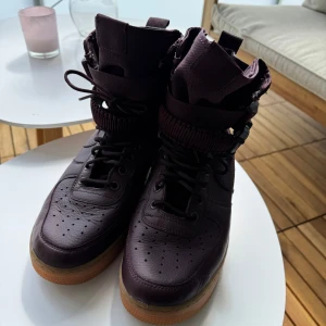 Nike Special Field Air Force 1 High - “Burgundy / Gum” - Säljer ett par ikoniska Nike Special Field Air Force 1 High (SF-AF1) i den eftertraktade Burgundy / Gum färgkombinationen. Dessa släpptes i limiterad upplaga 2017  och är svåra att hitta nu •	Storlek: 43 	•	Färg: Mörkröd/Burgundy med gum-sole 	•	Använda 3 gånger men i fint skick (se bilder) 