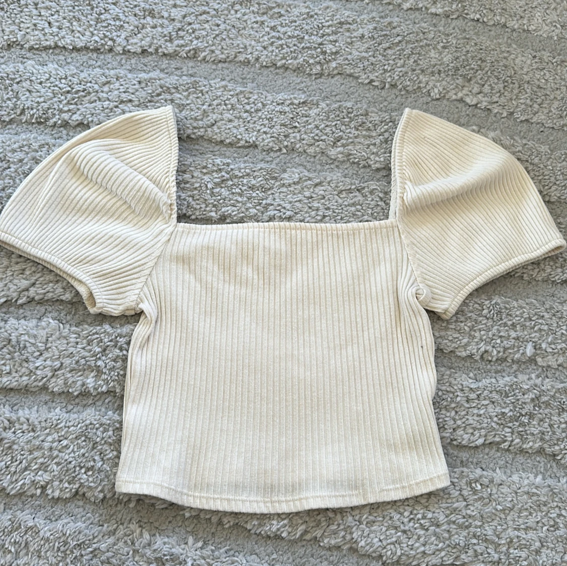 Beige ribbad topp med puffärmar