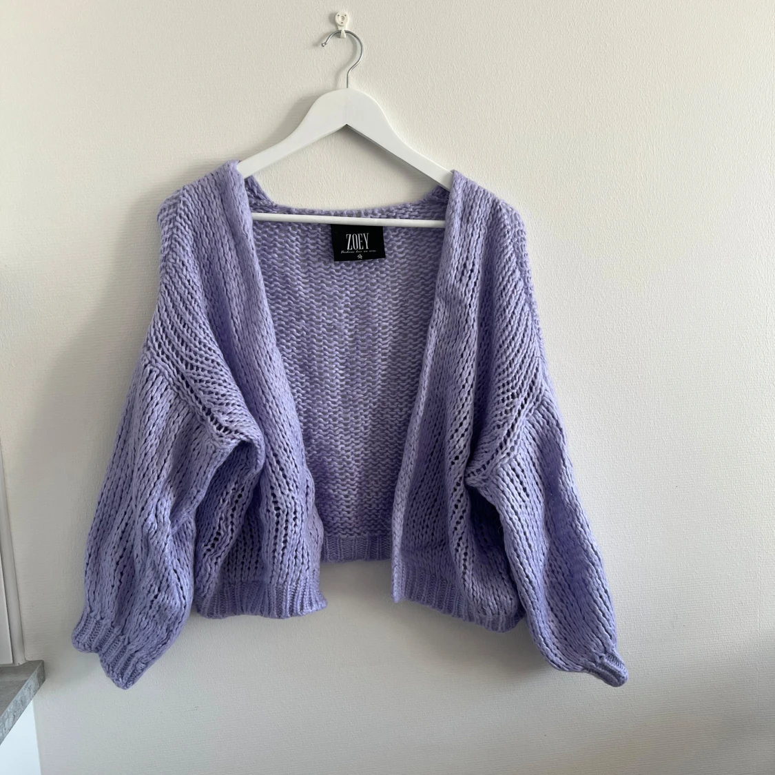 Ljuslila stickad kofta från Zoey