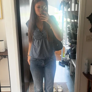 Vintage blus från HM - Blå blus med svarta prickar från HM, vintage. Söt i babydoll stil. Puffiga ärmar och knappar upptill. Storlek 34 (xs)💕