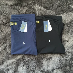 Polo T-shirt - Säljer 2 polo T-shirts i storlek M knappt använd då dom var för små. En i marinblå och en svart, 400kr st elle 850kr för båda. Hör av er vid frågor. Mvh Viktor😊🙌