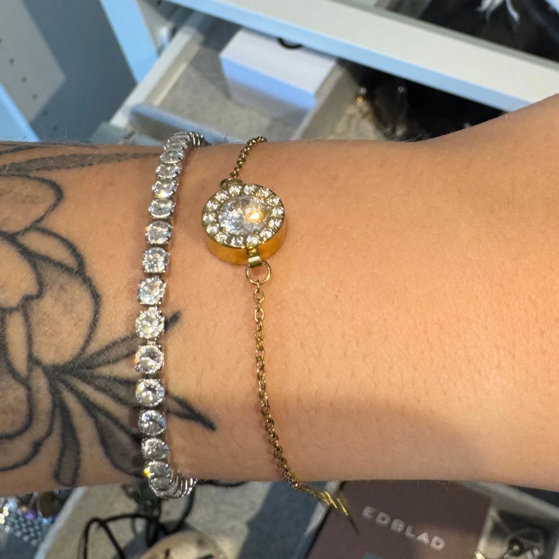 Guldfärgat armband med glittrig rund detalj