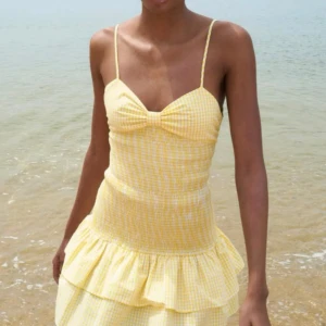 Gul klänning från Zara - Säljer denna söta klänning från zara pga tycker inte jag passar i färgen. Lappen sitter kvar. Är i stolek L men den passar mig helt perfekt som är en xs/s.💓