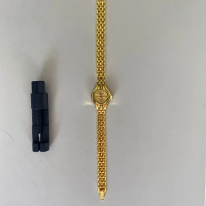 Guldplaterad damklocka  - Klockan är i ett mycket fint skick med ett sprillans nytt batteri och armbandet är justerbart så du enkelt kan justera armbandets originella storlek som är 19 cm.   Vid frågor och funderingar är det bara att skriva ✍️