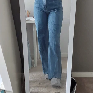 Lindex jeans - High waist lindex jeans Använd ett par gånger men har en blek fläck på ena höften se bild. Står stl 34 men passar mig som brukar ha typ 38/40