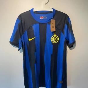 Inter Milan fotbollströja - Inter Milan fotbollströja i nyskick. Om du har frågor är det bara att skriva🙌