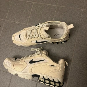 Nike Air Zoom Spiridon Cage 2 Stussy Fossil - Oanvända, bara testade när jag köpte dom. Skriv innan du köper.