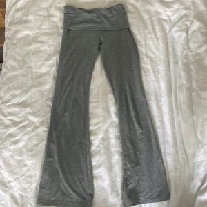 Grå yogapants  - Grå yogapants från Gina Tricot. De är i ett stretchigt material. Har inte använt sånnycket.