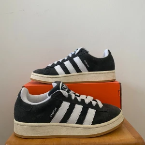 Adidas Campus - Säljer svarta Adidas Campus i storlek 41. Hör av er vid frågor.