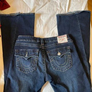 Truereligion jeans  - Passar mig på längden som är 174, de är sydda så de är ca storlek 29 i midjan och också sydda mer tighta i låren men ba lite Utsvängda jeans. Skriv privat om mer frågor🫶 pris kan diskuteras 