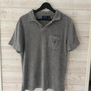 Frotté piké från ralph lauren✨ - Riktigt elegant frotté skjorta Från Ralph Lauren | Nu till varmare tider | nypris 1499kr | passa på att fynda medans den är kvar😊| pris kan diskuteras vid snabbköp! Mvh// g_sellout