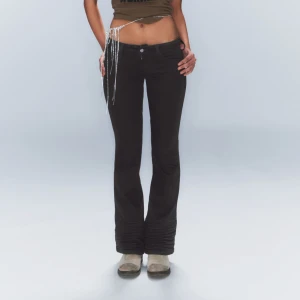 Svarta weekday jeans booty bei - Säljer mina oanvända och endast provade svarta jeans från weekday. Säljer då de inte passade och har ej kvitto så kan inte lämna tillbaka!