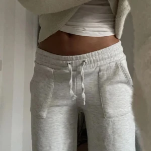 Lågmidjade mjukisbyxor  - Säljer ett par ljusgrå mjukisbyxor med dragsko i midjan och fickor på sidorna. Byxorna har en relaxed passform och är perfekta för en chill och bekväm stil. Mjukt material och elastisk midja för extra komfort. Inköpta för 200kr men säljer nu för endast 150kr. Kan såklart diskutera priser. Lite noppriga men ingen man tänker på❣️ passar någon som är 165 och kanske 170 men är osäker.  