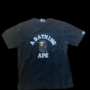 BAPE t-shirt - Svart t-shirt från BAPE. Säljer för att jag inte använder den. Har endast använt tröjan 1-2 gånger. 