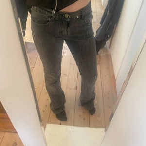 Grå Low waist och bootcut jeans 💕 - Säljer ett par grå jeans Low waist och bootcut passform, dock slitna. Dom är snyggt tvättad denim med en lite vintage känsla. Storleken 36/s