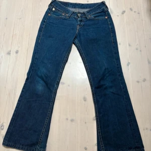 Levis 927 bootcut jeans - Mörkblå Levis 527 jeans med bootcut passform. W31 L34💕Skriv om du har frågor!!!