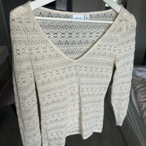 Beige spetsblus  - Säljer en beige långärmad blus från VILA💞💞 