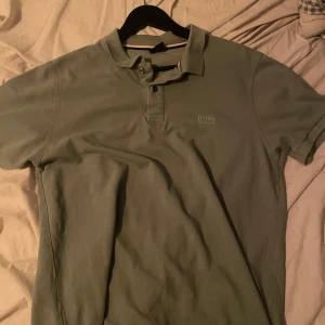 Hugo boss pike - En Hugo boss piké, jätte fin inga repor. Står det är xl men passar M-S. Pris kan diskuteras.