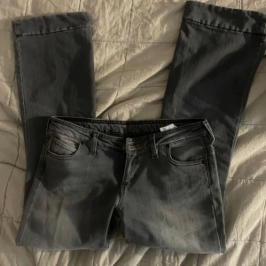 Lee jeans - Lågmidjade Lee jeans i nyskick, säljer då de inte passar mig. Strl 38, skriv för frågor/info💓