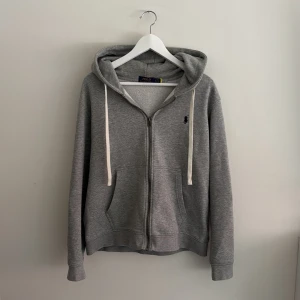 Ralph lauren zip hoodie  - En skit snygg Ralph lauren zip hoodie💯Den är i princip ny använd ett fåtal gånger. Köpt på CareOfCarl för 2300, vårat pris är endast 999🙌🏻. Först till kvarn🤝🤝